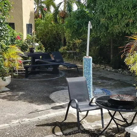 Little Savoy Guest House New Runaway Bay Exterior photo
